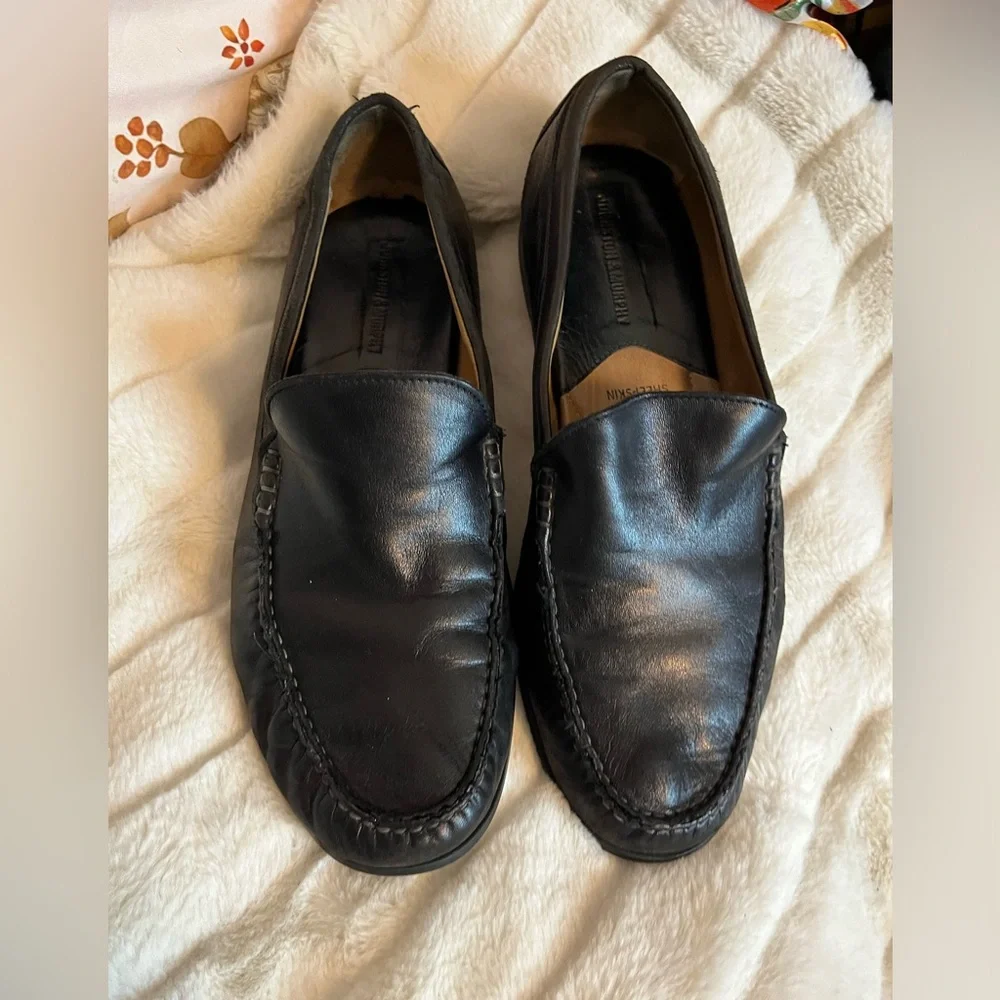 Johnston & Murphy Sheepskin Mens 10.5M Classic Simple Loafer Black Slip On NYC